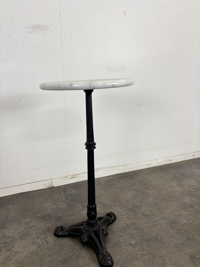 Série de 3 tables d'appoint porte-bouteilles de bistrot en fonte et marbre