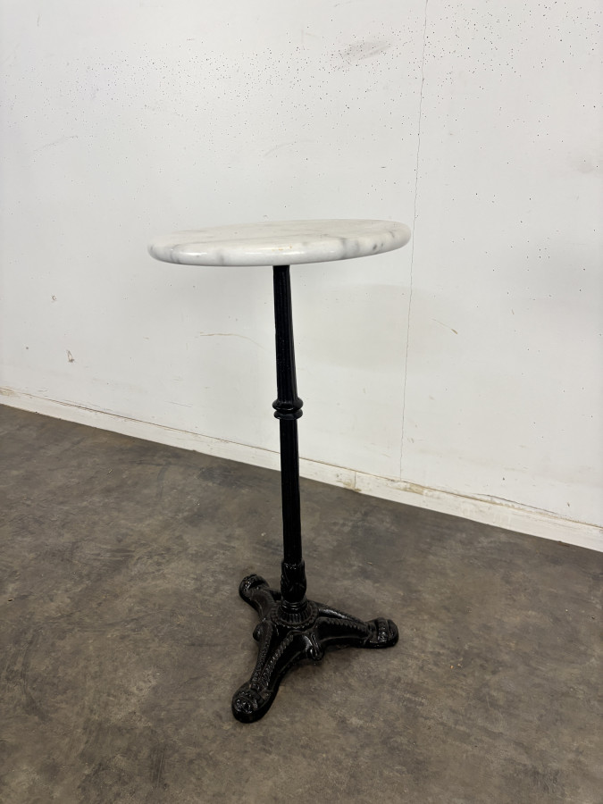 Série de 3 tables d'appoint porte-bouteilles de bistrot en fonte et marbre