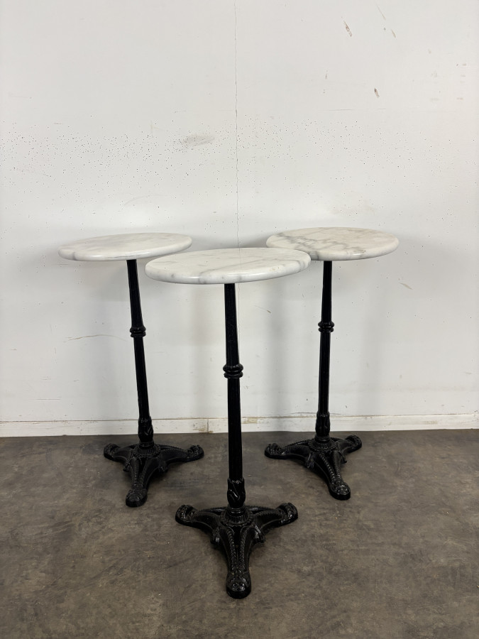 Série de 3 tables d'appoint porte-bouteilles de bistrot en fonte et marbre