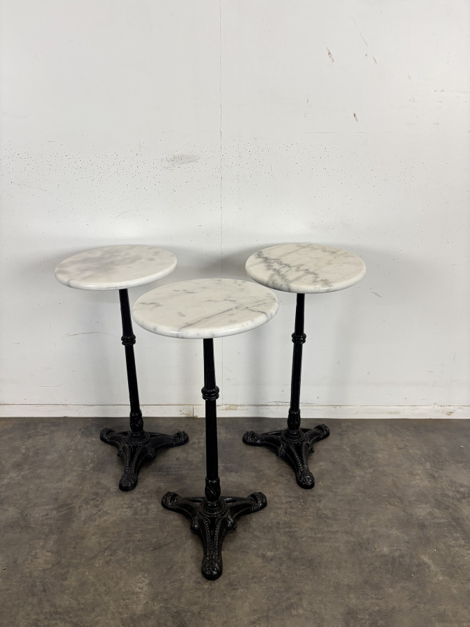 Série de 3 tables d'appoint porte-bouteilles de bistrot en fonte et marbre