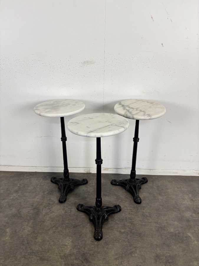 Série de 3 tables d'appoint porte-bouteilles de bistrot en fonte et marbre