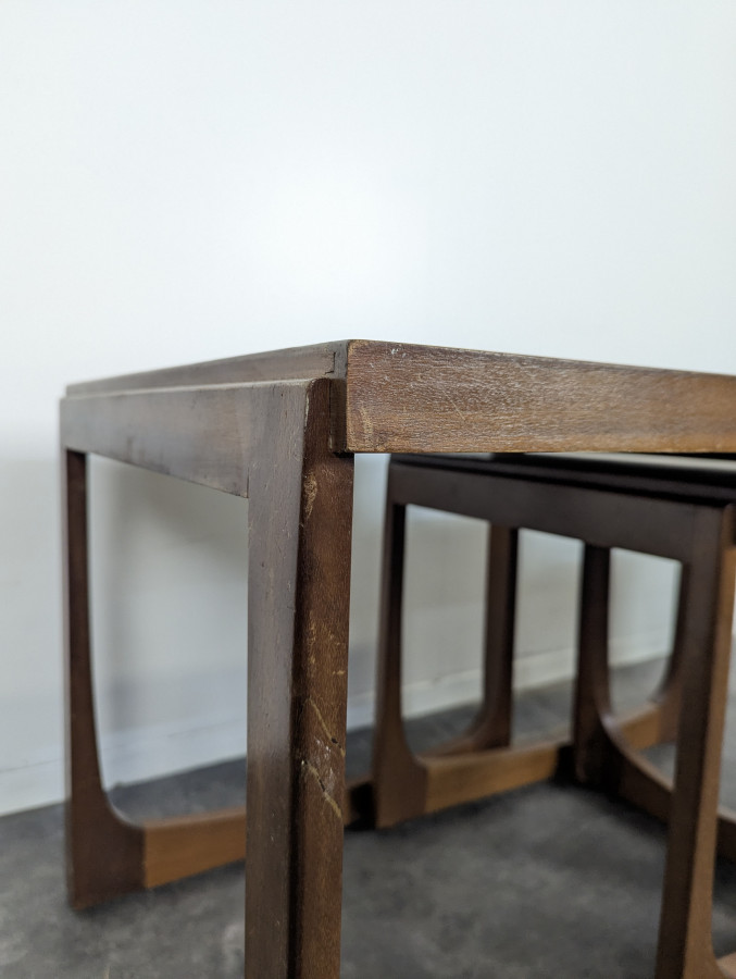 Trois tables gigognes années 60 en teck DLG G-Plan Quadrille