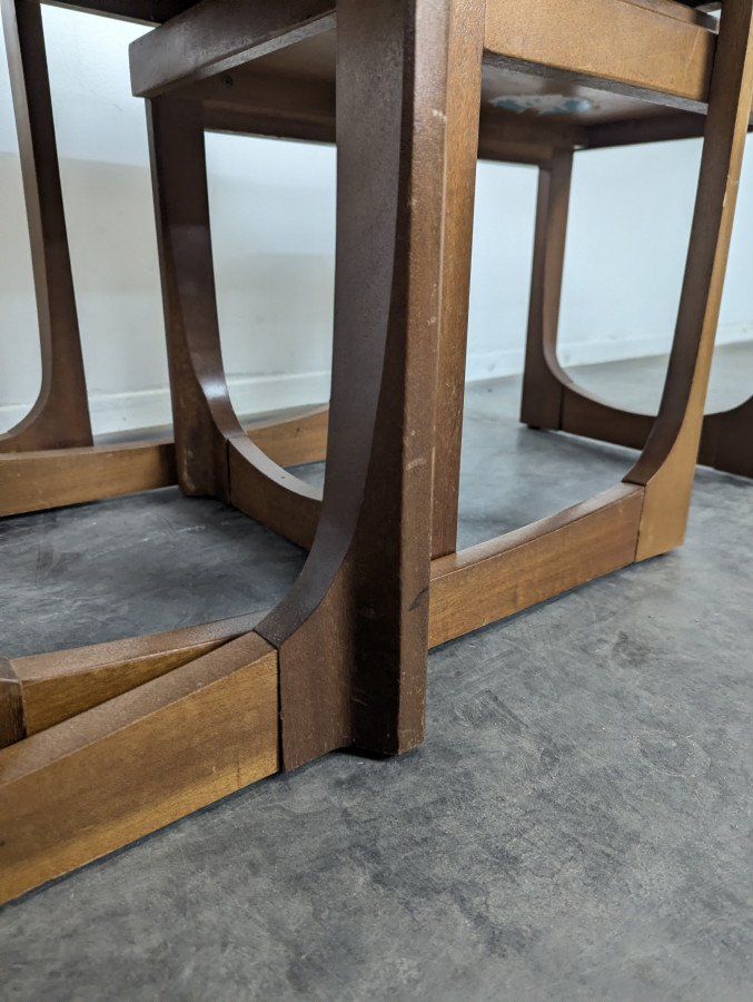 Trois tables gigognes années 60 en teck DLG G-Plan Quadrille