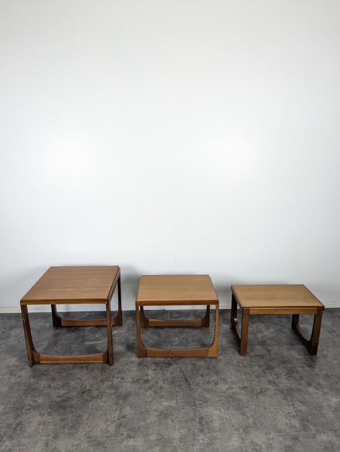 Trois tables gigognes années 60 en teck DLG G-Plan Quadrille