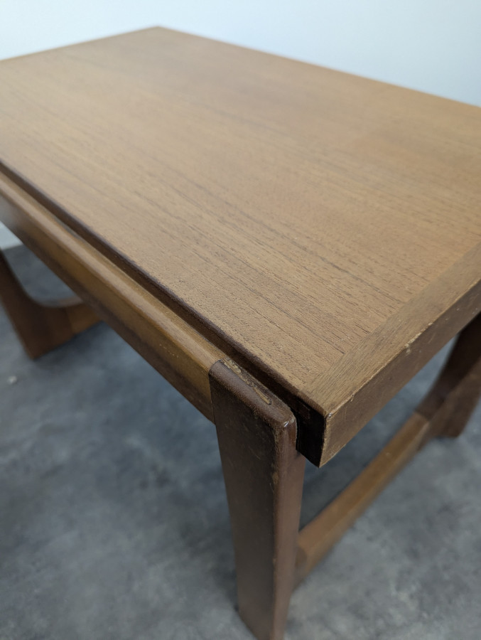 Trois tables gigognes années 60 en teck DLG G-Plan Quadrille