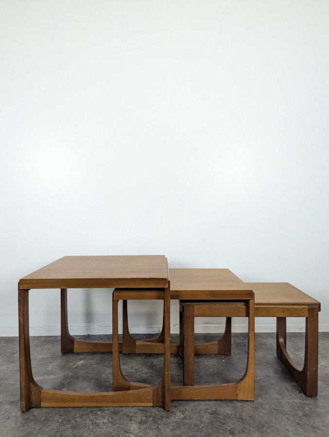 Trois tables gigognes années 60 en teck DLG G-Plan Quadrille