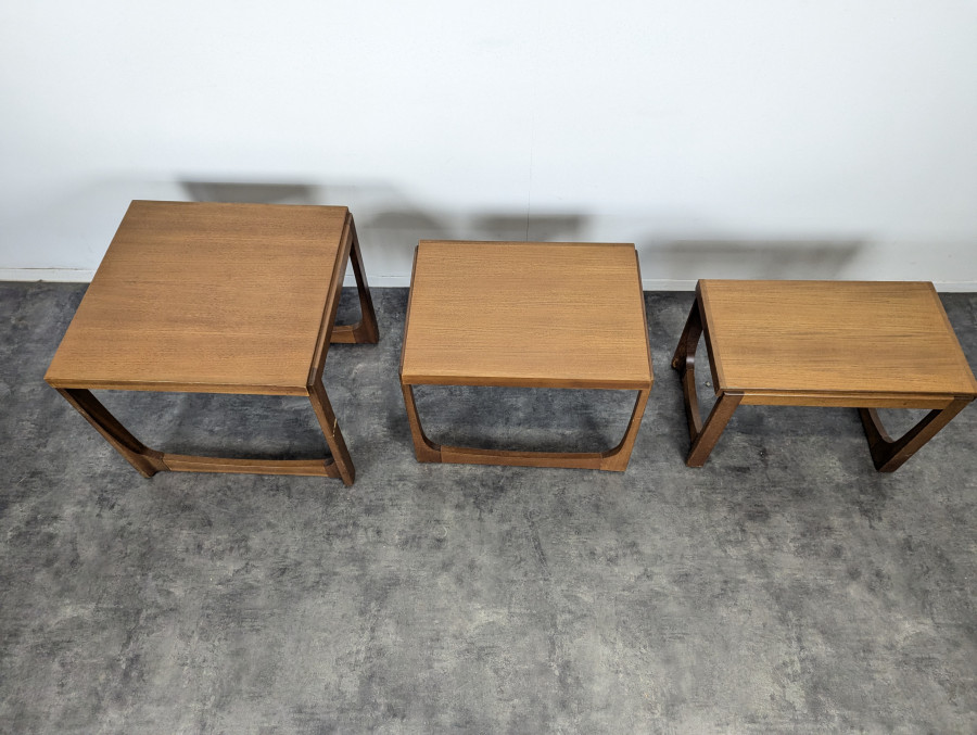 Trois tables gigognes années 60 en teck DLG G-Plan Quadrille