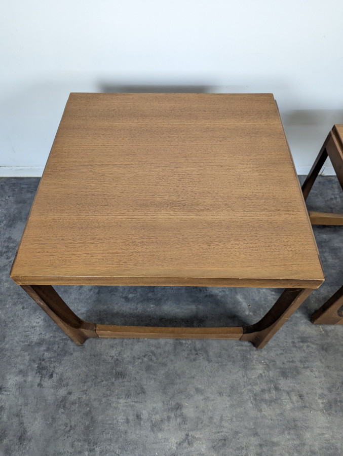 Trois tables gigognes années 60 en teck DLG G-Plan Quadrille