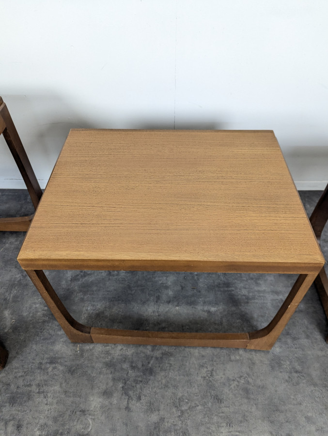 Trois tables gigognes années 60 en teck DLG G-Plan Quadrille