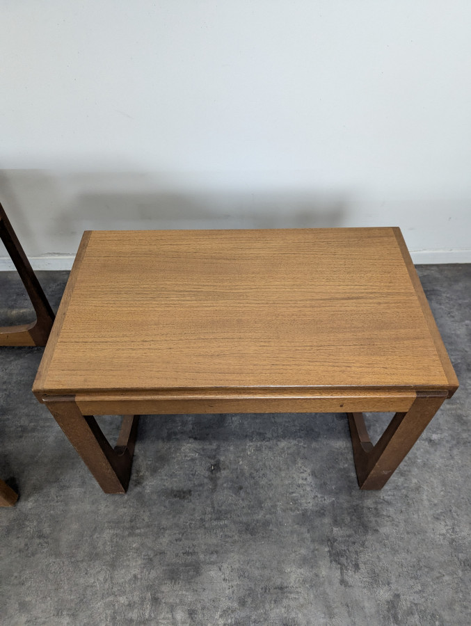 Trois tables gigognes années 60 en teck DLG G-Plan Quadrille