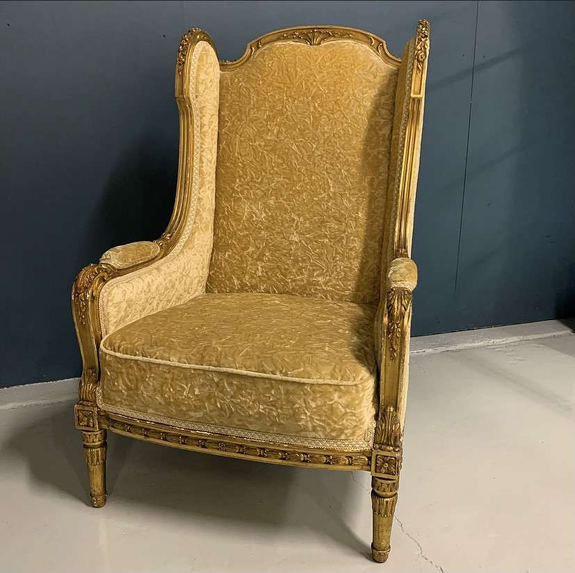 Elégant fauteuil en bois doré