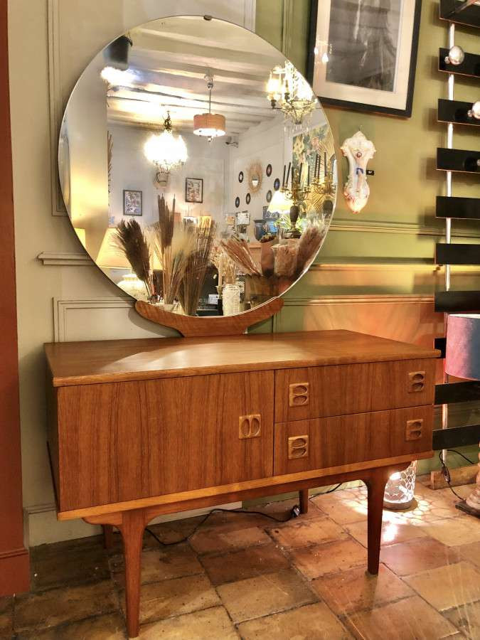 Ravissante coiffeuse scandinave des années 50